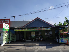 Warung Nasi Putra Asgar Ibu Hj. Baedi outside