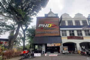 Pizza Hut Delivery Phd Indonesia outside