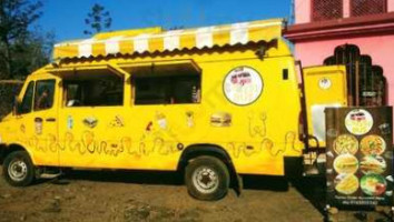 Yummy Cheese Bus outside