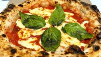 Come A Napoli Pizzeria inside