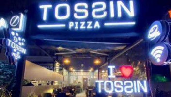 Tossin Pizza food