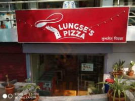 Lungse's Pizza outside