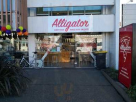 Alligator Pizza outside