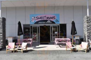 Sweet Moos Ice Cream Parlour outside