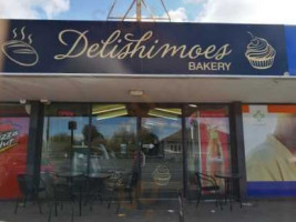 Delishimoes Bakery food