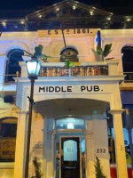 Winton's Middle Pub outside