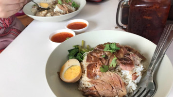 ก๋วยเตี๋ยวขาหมูกรุงศรี food