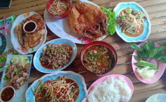 ร้านส้มตำ ไก่ย่าง เจ๊แมงปอ วัดไทร food