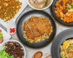 Xīn Yī Pái Gǔ Chǎo Fàn food