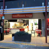 Yeeros Kebab Pizza outside