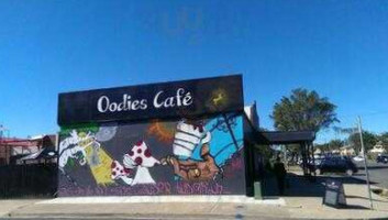 Oodies Cafe outside