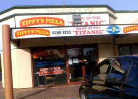 Tippy's Pizza outside