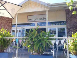 Bennys cafe outside
