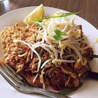 Apple's Thai Kitchen food
