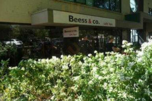 Beess & Co Cafe outside