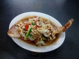 Tukta’s Thai Cuisine food