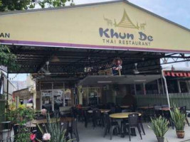 Khun De Thai outside