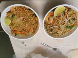 Pow's Thai Kitchen food