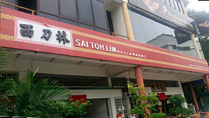 Sai Toh Lim outside