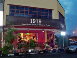 1919 And Gallery outside