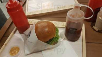 Burger On 16 food