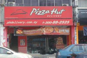 Pizza Hut Taman Connaught outside