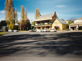 White Horse Inn outside