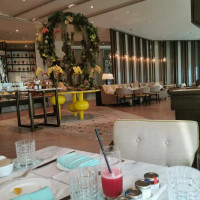 The Lounge At Four Seasons food