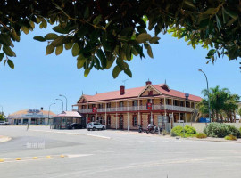 Tumby Bay Hotel Restaurant outside