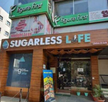 Sugarless Life Cafe Dessert Lounge outside