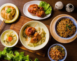 Xiǎo ā Yí Jiǎo Kù Fàn Xī Tún Diàn food