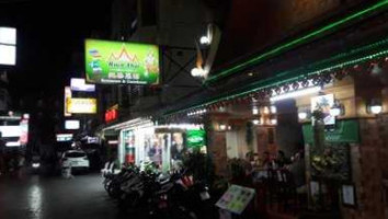 Ruen Thai And Guest House outside
