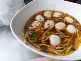 ก๋วยเตี๋ยวลูกชิ้นบางพูล food