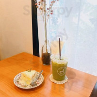 Niyom Cafe food