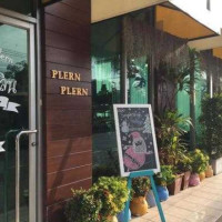 Plern Plern Coffee Club outside
