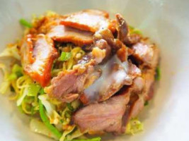 ก๋วยเตี๋ยวหมูย่างกะทิสด food