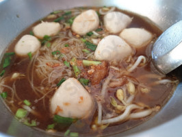 ก๋วยเตี๋ยวลูกชิ้นปลาวีไอพี อร่อยวีไอพี food