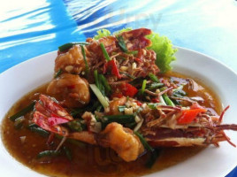 Kru Suwit Seafood inside
