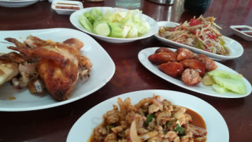 ไก่ย่างวรรณา food