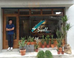 Swell Co. Cafe outside