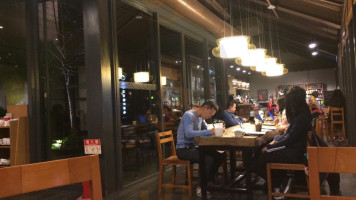 Starbucks Coffee Tǒng Yī Xīng Bā Kè Nèi Hú Mín Quán Mén Shì inside