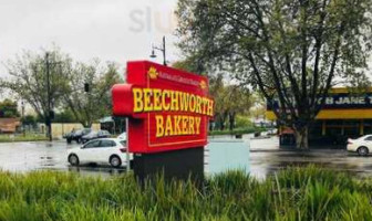 Beechworth Bakery outside