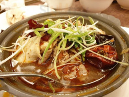Tiān De Yī Jiā Zhōng Shì Cān Tīng Qīng Xīn Wēn Quán Fàn Diàn food