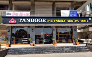 Tandoor The Family outside
