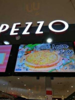 Pezzo Pizza inside