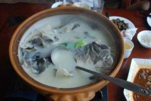 Qiān Dǎo Hú Pǐn Yú Guǎn food