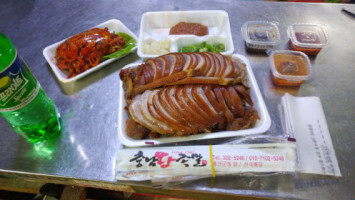 충남왕족발 food