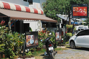 Krabi Villa Cafe outside