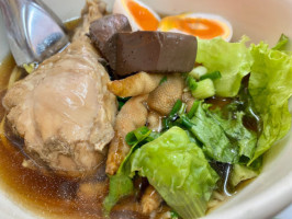 ก๋วยเตี๋ยวฟ้าใหม่ food