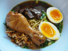 ก๋วยเตี๋ยวฟ้าใหม่ food